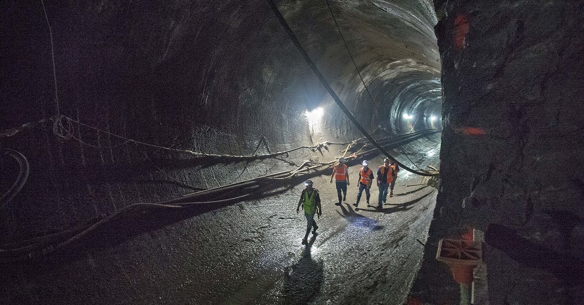 Foto ilustrativa: recorrido dentro de un túnel en construcción